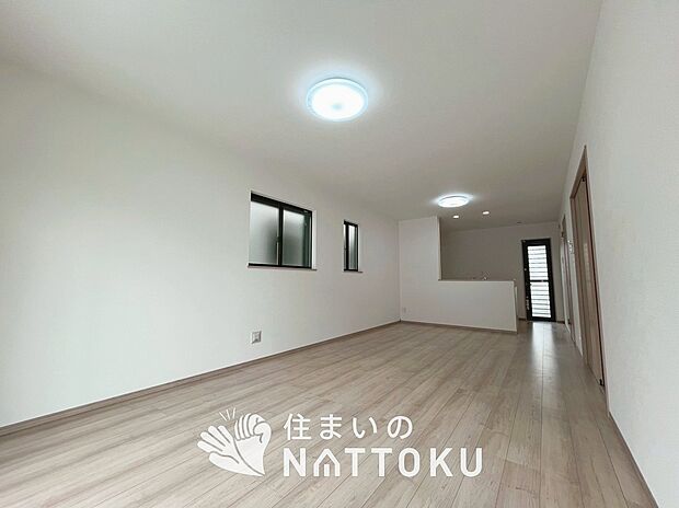 【現地写真（キッチン）】収納たっぷりのシステムキッチン、浄水器付水栓を標準装備しています。