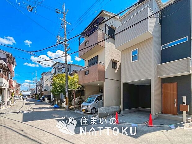 【現地写真(前道含む外観)】健康被害に配慮したもっとも安全性の高い建材を採用し、シックハウス対策をしております。