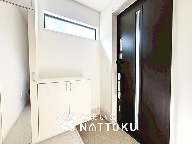 【現地写真(玄関)】玄関には、大型のシューズ収納を設置しています。