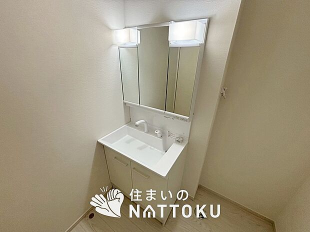 【洗面台・洗面所】鏡の両サイドは、必要なものを取出しやすく、大きな鏡面で朝の準備も快適。
使いやすいリフトアップ機能付きのシングルレバーシャワー水栓付です。