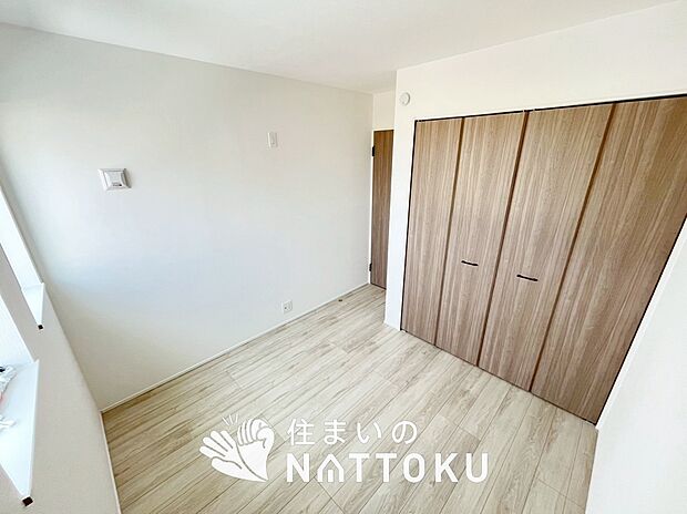 【現地写真（寝室）】木目の美しさを際立たせるシンプルデザインの建具を使用しています。