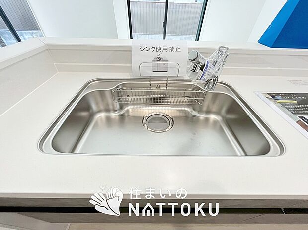 【浄水器内臓ハンドシャワー付シンク】広々とした凸型シンクに洗剤ポケットを標準装備。すっきり収納できます。
また、蛇口の先端に浄水器を内蔵しているため場所をとりません。
