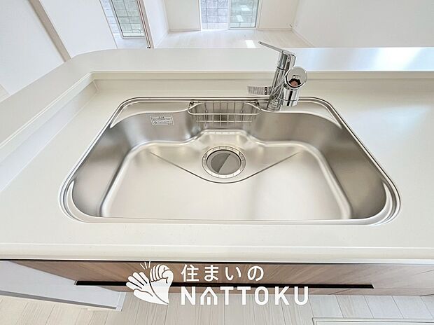 【浄水器内臓型ハンドシャワー付シンク】傷や汚れが付きにくい静音仕様の全面エンボス加工シンク。
また、蛇口の先端に浄水器を内蔵。浄水シャワーが使える毎分4リットルのたっぷり浄水。
