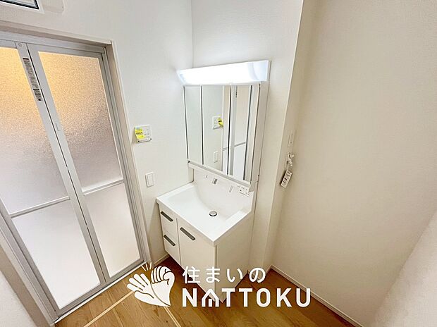 【洗面台・洗面所】鏡の両サイドは、必要なものを取出しやすく、大きな鏡面で朝の準備も快適。
使いやすいリフトアップ機能付きのシングルレバーシャワー水栓付です。
