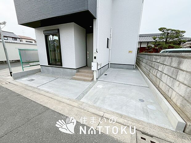 【現地写真（駐車場）】駐車スペースが広く、運転が苦手な方も安心です。