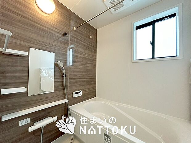 【現地写真（浴室）】浴室暖房乾燥機付き。１坪タイプで広々です。