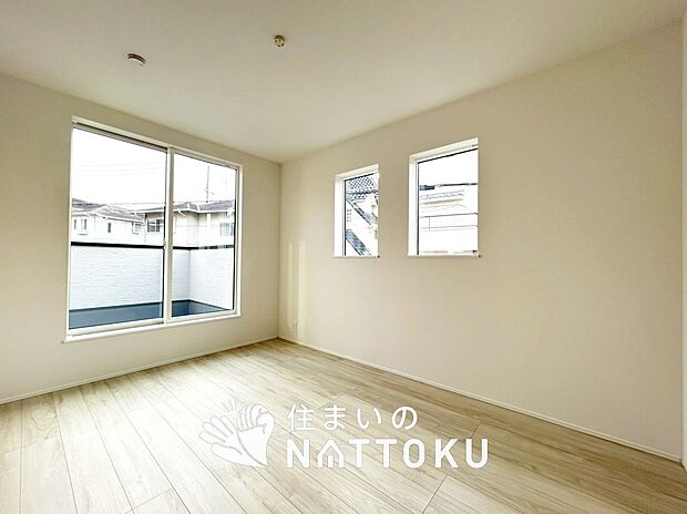 【現地写真（寝室）】木目の美しさを際立たせるシンプルデザインの建具を使用しています。