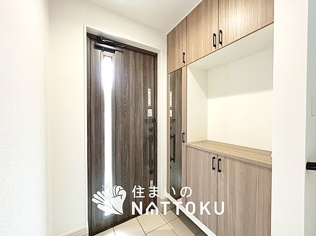 【現地写真（玄関）】玄関には、大型のシューズ収納を設置しています。
