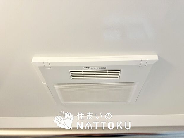 【浴室換気乾燥暖房機】寒い冬場はあたたかく、暑い夏場は扇風機のような心地よさです。
雨の日は、浴室が衣類乾燥スペースになります。
