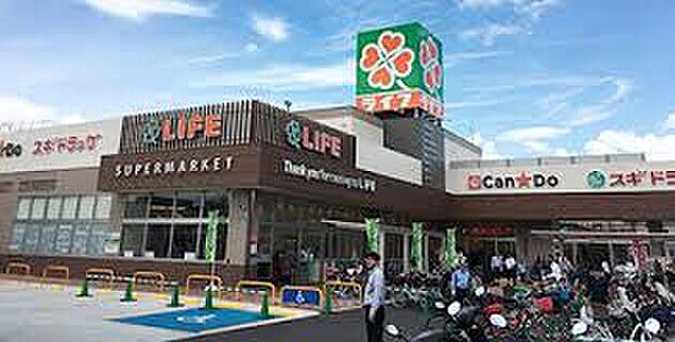 ライフ安田諸口店(約606m)