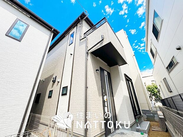 【現地写真(外観)【B号地】】軽くて火災に強い屋根材を採用し、地震時の建物への負担や揺れを軽減しています。