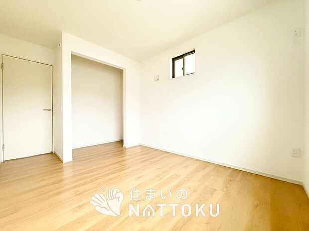 【現地写真（寝室）】木目の美しさを際立たせるシンプルデザインの建具を使用しています。