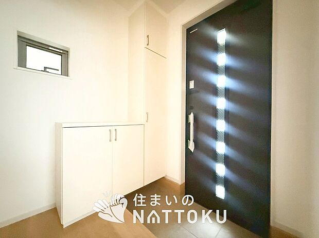 【現地写真（玄関）】玄関には、大型のシューズ収納を設置しています。