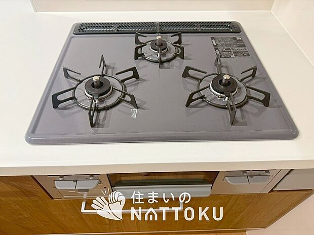 【ビルトインコンロ】フラットな構造で清掃性が高く、過熱防止センサー付３口タイプで日頃の家事も快適です。