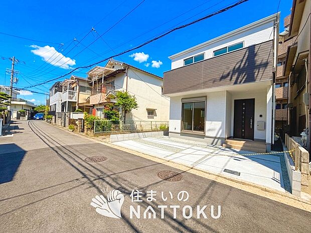 【現地写真（前道含む外観）】駐車スペースが広く、運転が苦手な方も安心です。