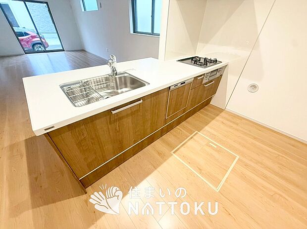 【現地写真（キッチン）】収納たっぷりのシステムキッチン、浄水器付水栓を標準装備しています。