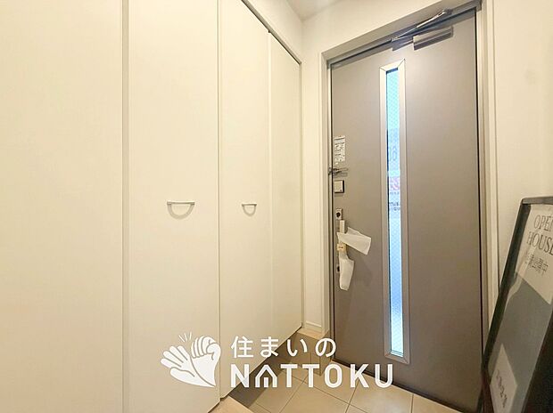 【現地写真(玄関)】玄関には、大型のシューズ収納を設置しています。