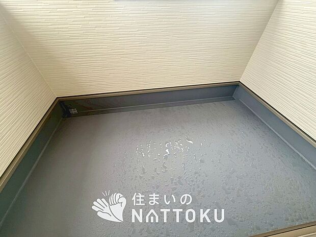 【バルコニー】奥行きが広く、洗濯物をゆったりと干せる十分な広さで、家族の洗濯も捗ります。