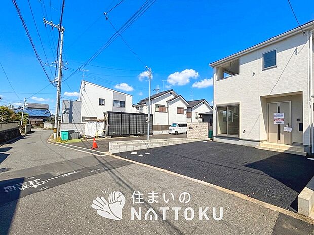 【現地写真(前道含む外観)】軽くて火災に強い屋根材を採用し、地震時の建物への負担や揺れを軽減しています。