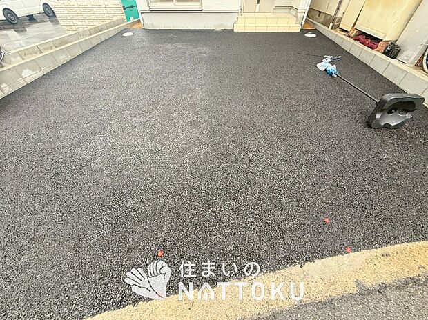 【現地写真(駐車場)】駐車スペースが広く、運転が苦手な方も安心です。