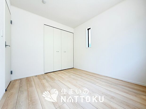 【現地写真（寝室）】木目の美しさを際立たせるシンプルデザインの建具を使用しています。