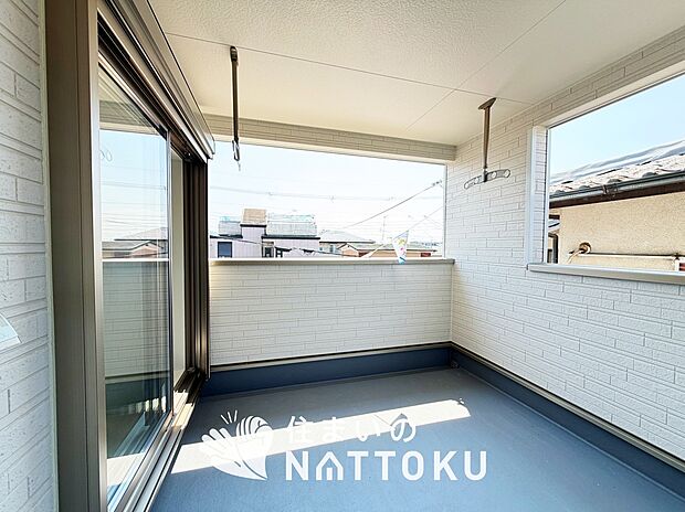 【バルコニー】奥行きが広く、洗濯物をゆったりと干せる十分な広さで、家族の洗濯も捗ります。