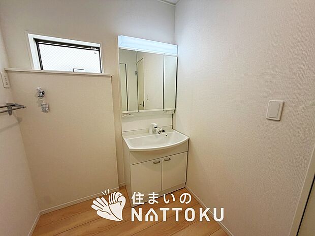 【洗面台・洗面所】鏡の両サイドは、必要なものを取出しやすく、大きな鏡面で朝の準備も快適。
使いやすいリフトアップ機能付きのシングルレバーシャワー水栓付です。
