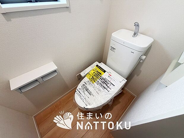 【トイレ】汚れてもサッとひと拭きでお手入れ簡単、エコ仕様の温水洗浄便座付きのトイレです。
バリアフリーにも配慮しています。
