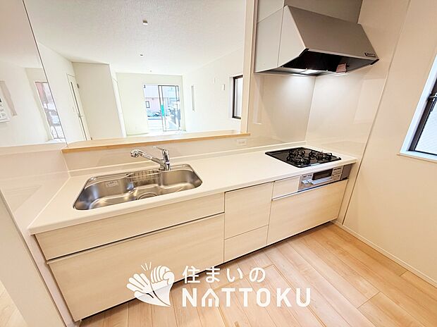 【現地写真(キッチン)】収納たっぷりのシステムキッチン、浄水器付水栓を標準装備しています。