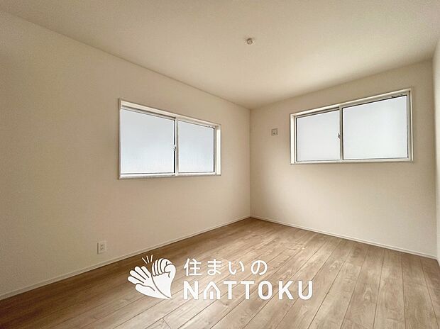 【現地写真（寝室）】木目の美しさを際立たせるシンプルデザインの建具を使用しています。