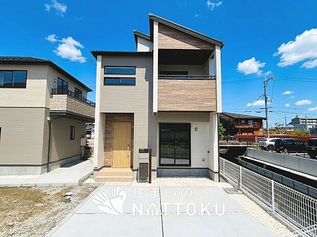 【現地写真(外観)【2号地】】軽くて火災に強い屋根材を採用し、地震時の建物への負担や揺れを軽減しています。