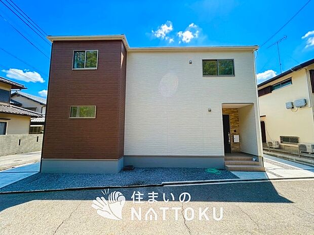 【現地写真（外観）【１号地】】軽くて火災に強い屋根材を採用し、地震時の建物への負担や揺れを軽減しています。