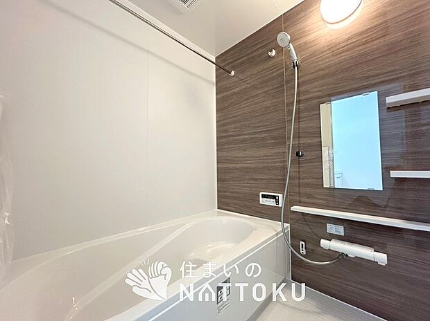 【現地写真(浴室)】浴室暖房乾燥機付き。1坪タイプで広々です。