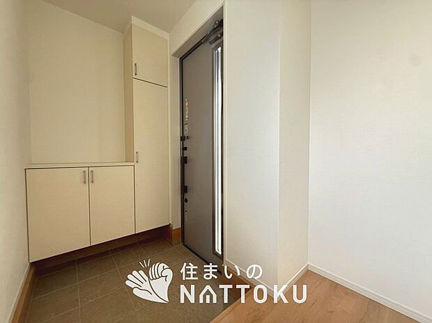 【現地写真(玄関)】玄関には、大型のシューズ収納を設置しています。