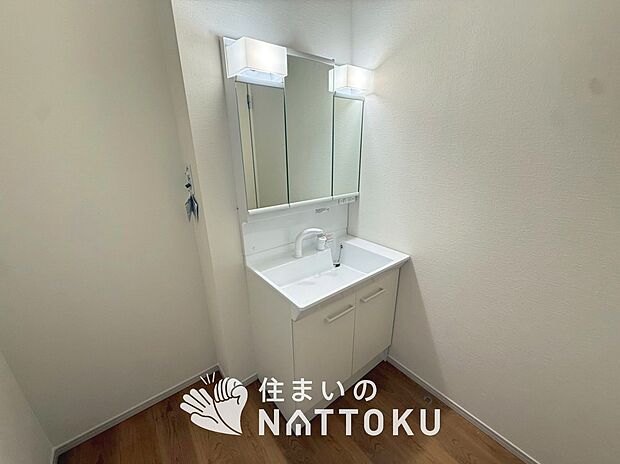 【洗面台・洗面所】鏡の両サイドは、必要なものを取出しやすく、大きな鏡面で朝の準備も快適。
使いやすいリフトアップ機能付きのシングルレバーシャワー水栓付です。