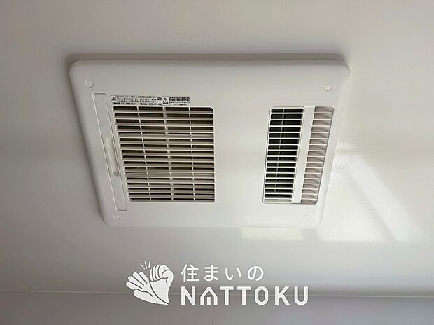 【浴室暖房換気乾燥機】入浴後の水滴や湿気を排出し、カビの発生や臭いを抑制します。
雨の日の洗濯物にも効果的です。