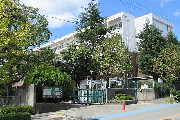 箕面市立萱野東小学校(約250m)