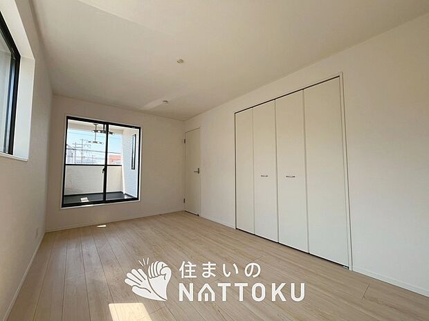 【現地写真（寝室）】木目の美しさを際立たせるシンプルデザインの建具を使用しています。