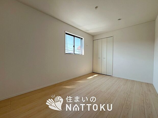 【現地写真（洋室）】木目の美しさを際立たせるシンプルデザインの建具を使用しています。