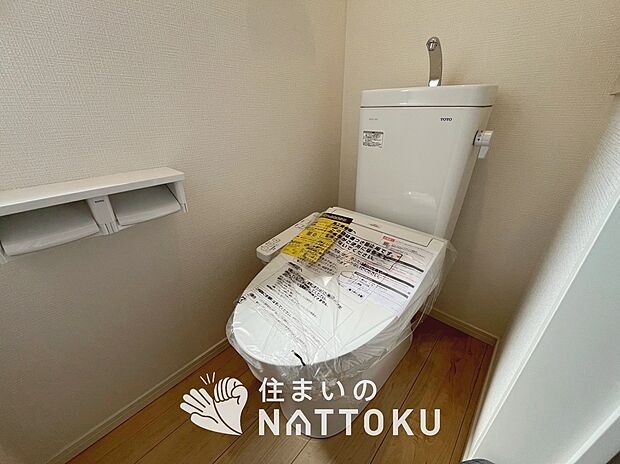 【トイレ】汚れてもサッとひと拭きでお手入れ簡単、エコ仕様の温水洗浄便座付きのトイレです。
バリアフリーにも配慮しています。
