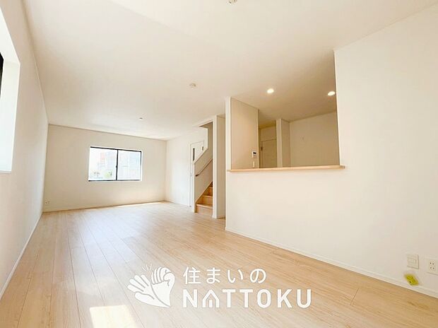 【現地写真（リビング）】フローリング材には、木目、色調など木材特有の風合いがあり、ナチュラルな美しさになっています。