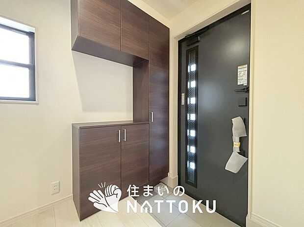【現地写真（玄関）】玄関には、大型のシューズ収納を設置しています。