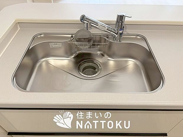 【浄水器内臓型ハンドシャワー付シンク】傷や汚れが付きにくい静音仕様の全面エンボス加工シンク。
また、蛇口の先端に浄水器を内蔵。浄水シャワーが使える毎分4リットルのたっぷり浄水。
