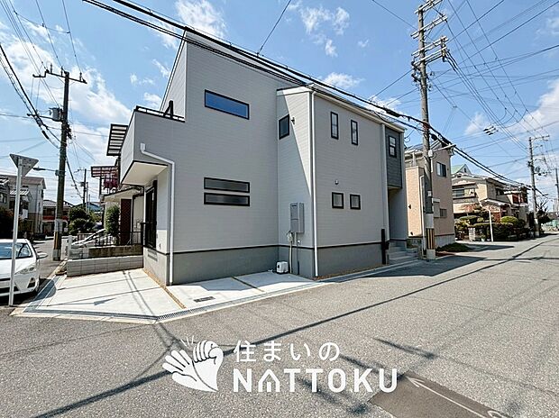 【現地写真（前道含む外観）】軽くて火災に強い屋根材を採用し、地震時の建物への負担や揺れを軽減しています。