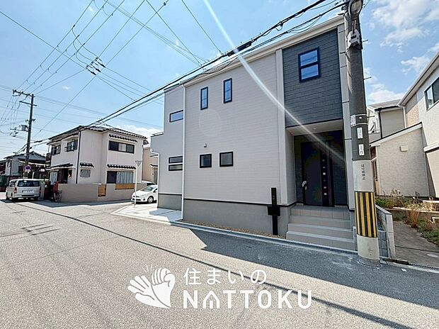 【現地写真（前道含む外観）】健康被害に配慮したもっとも安全性の高い建材を採用し、シックハウス対策をしております。