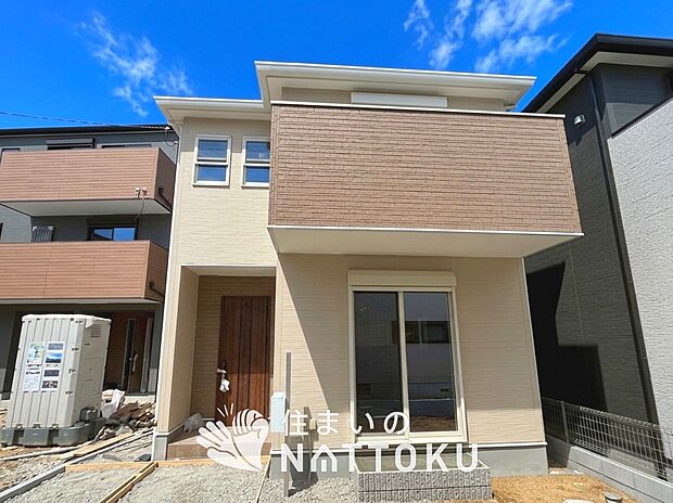 【現地写真（外観）【２号地】】雨で汚れを落とし、耐久性・耐候性に優れた外壁を使用しています。