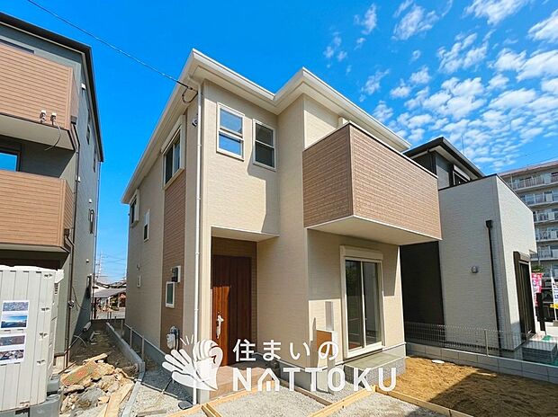 【現地写真（外観）【２号地】】軽くて火災に強い屋根材を採用し、地震時の建物への負担や揺れを軽減しています。