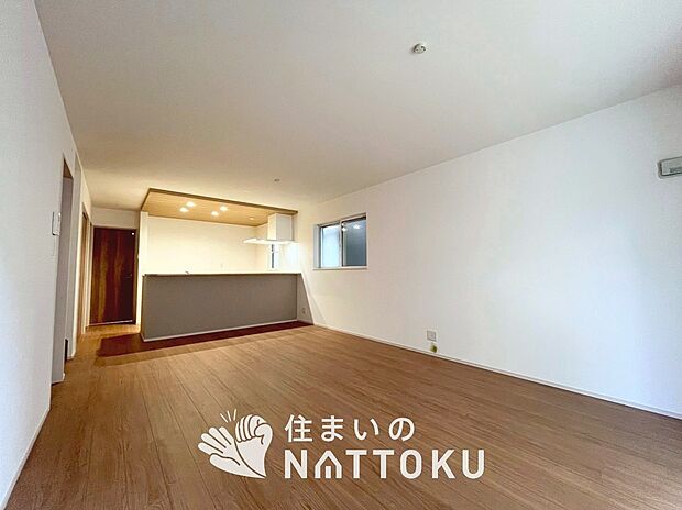 【現地写真（リビング）】フローリング材には、木目、色調など木材特有の風合いがあり、ナチュラルな美しさになっています。