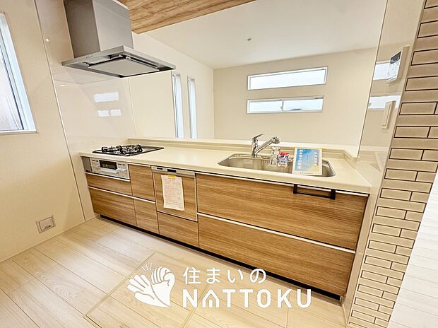 【現地写真(キッチン)】収納たっぷりのシステムキッチン、浄水器付水栓を標準装備しています。