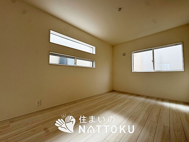 【現地写真(洋室)】木目の美しさを際立たせるシンプルデザインの建具を使用しています。